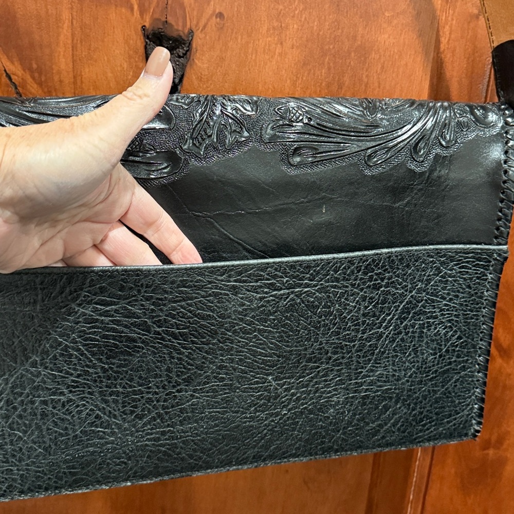 Elegant Black Embossed Leather bag - Picture 4 of 15